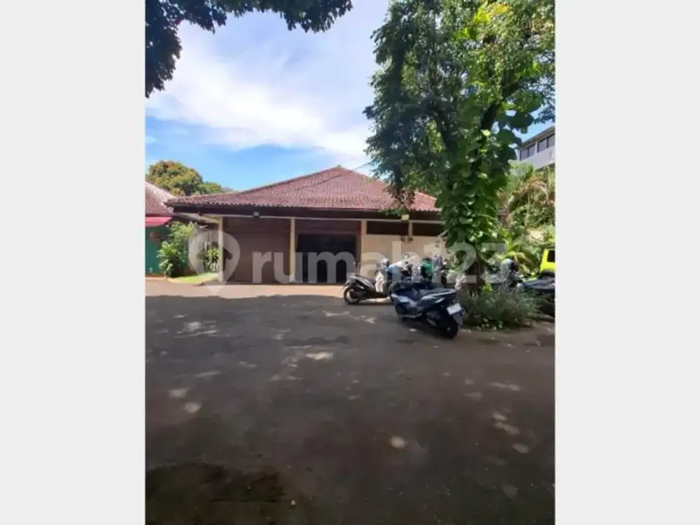 Dijual Rumah Tua Hitung Tanah Saja di Kemang Jaksel