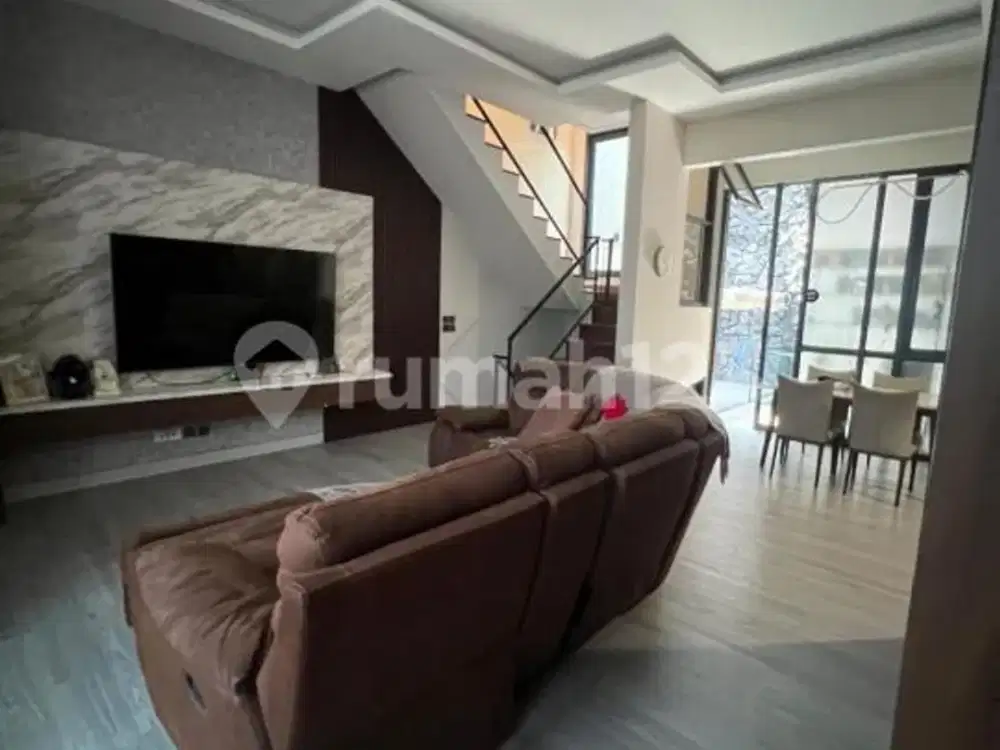 Rumah Full Furnished 3 Lantai dengan Private Pool di BSD
