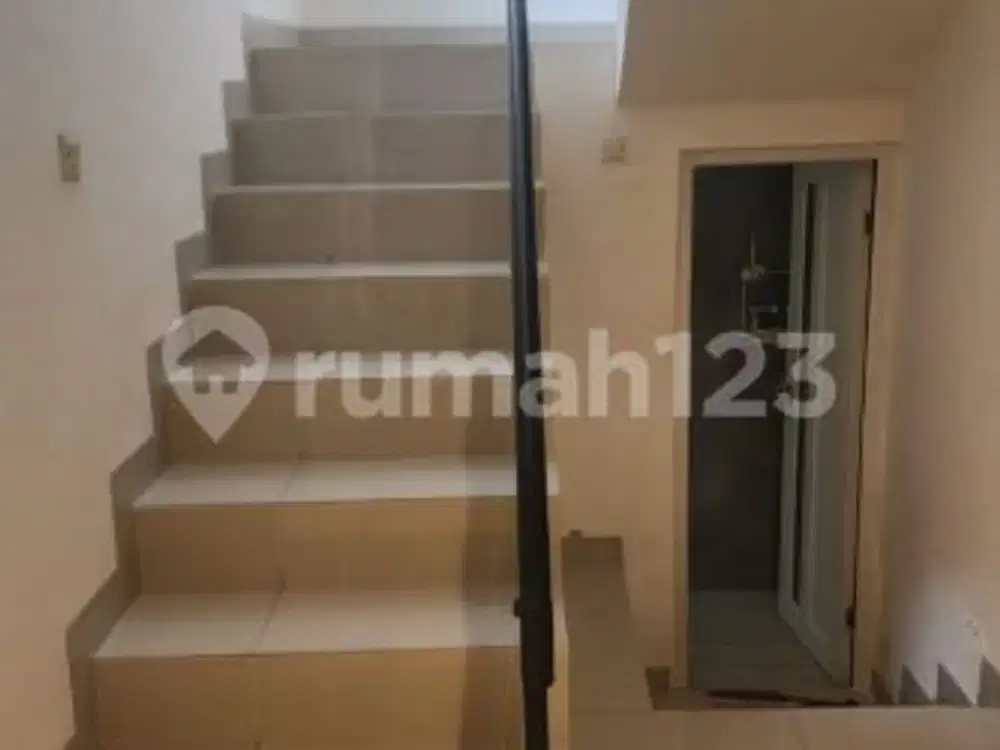 Rumah 2 Lantai SHM Hadap Selatan Semi Furnished AC di Serpong