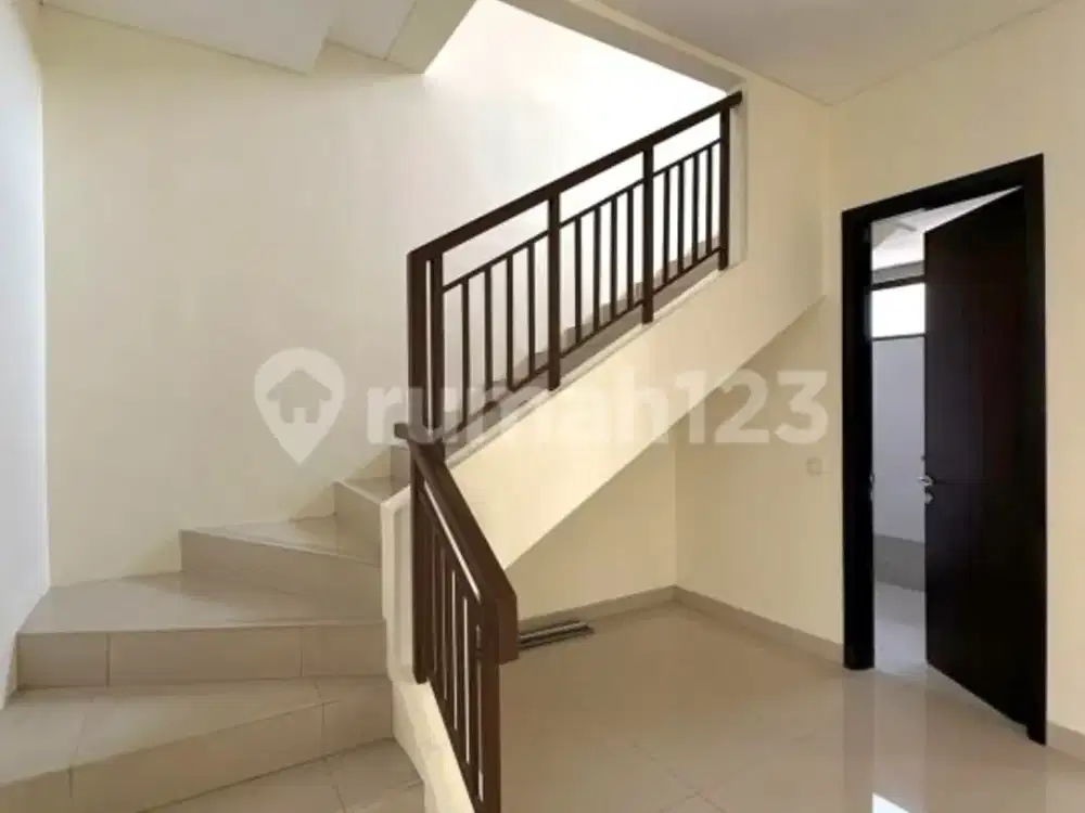 Rumah 2 Lantai Hadap Utara SHM Semi Furnished di BSD Tangsel