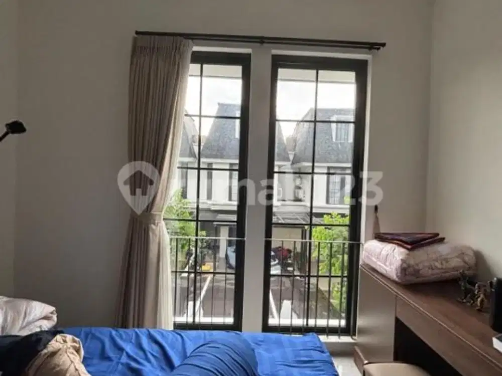 Rumah 3 Lantai Semi Furnished Siap Huni Dekat Pintu Tol di BSD