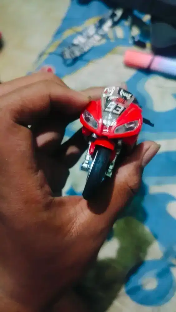 mainan       r6