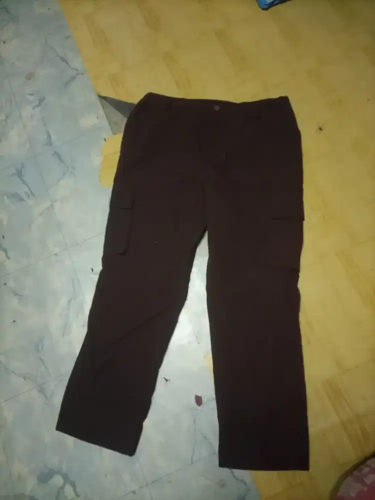 Celana kargo warna coklat