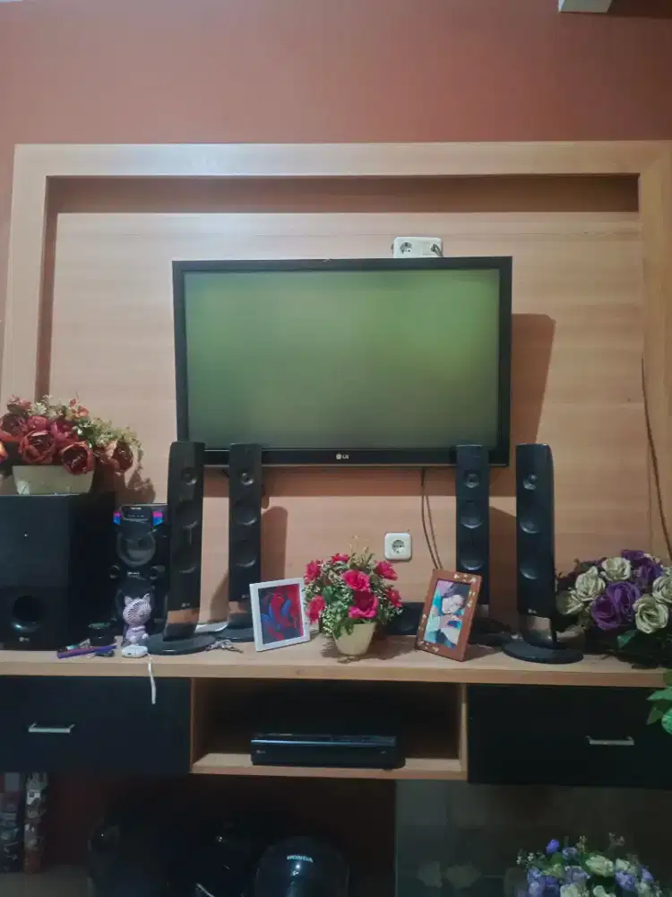 Baground TV dinding