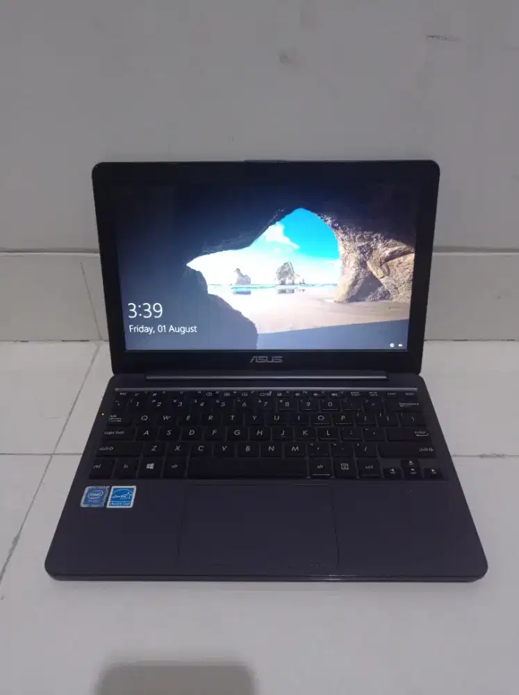 Dijual Notebook Asus E203N Celeron N3350 Ram 2 HDD 500 Normal