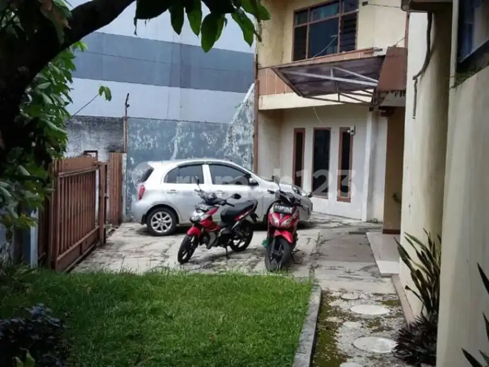 Dijual Rumah Lama Terawat di Pojokan Strategis Siap Huni di Turangga Bandung