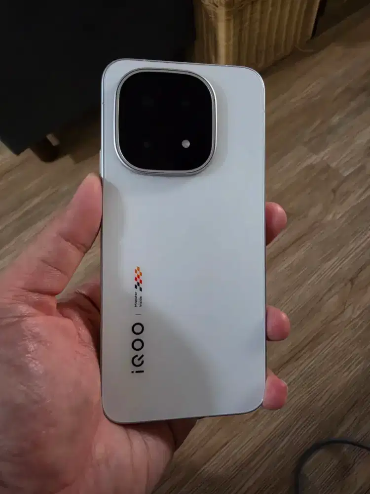 Iqoo 15 16/512 super gaming phone
