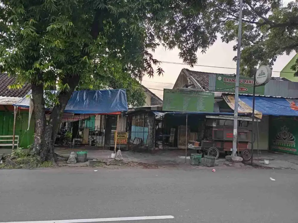 Tanah Luas Bonus Rumah Tua di Lokasi Premium di Pusat Kota Serengan Solo.
