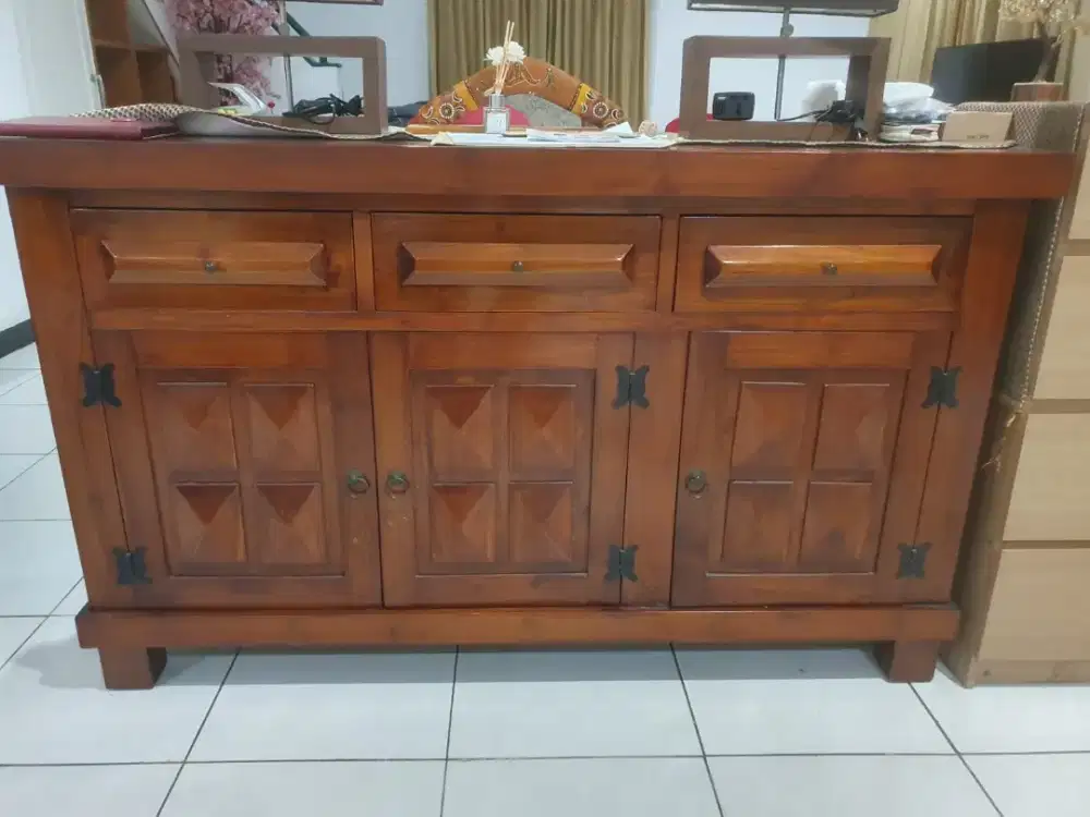 Kabinet / Buffet Kayu Klasik Besar 150 cm – Kokoh & Terawat