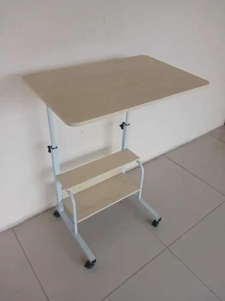 Meja belajar hiasan