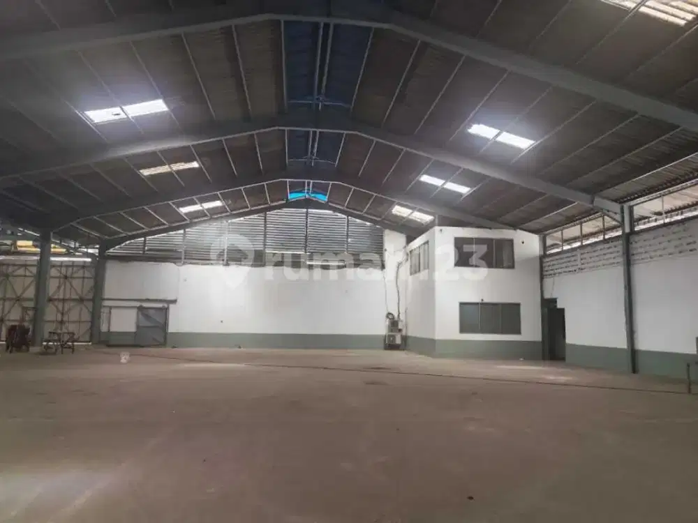 Disewa Gudang 4000 Free Pemakaian Kantor 2 Lantai dan Ada Hoist Crane 10 Parkiran Luas Dekat ke Tol Kunciran dan Tanah Tinggi dan Dekat ke Daan M