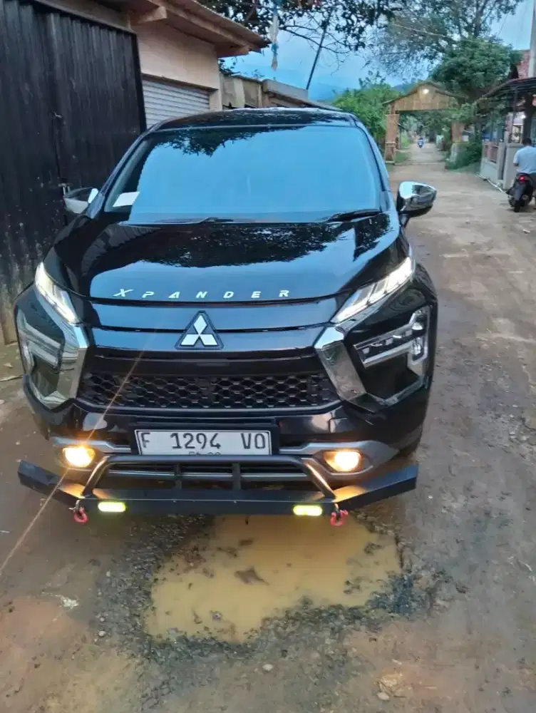 Mitsubishi Xpander tipe-Ultimate Matic warna hitam metalik