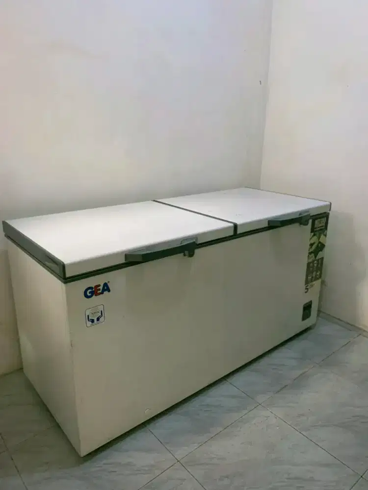 Freezer Box Gea AB600R Kondisi Muluss