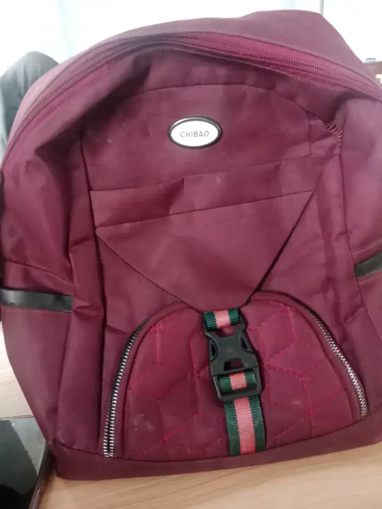 Tas sekolah maroon