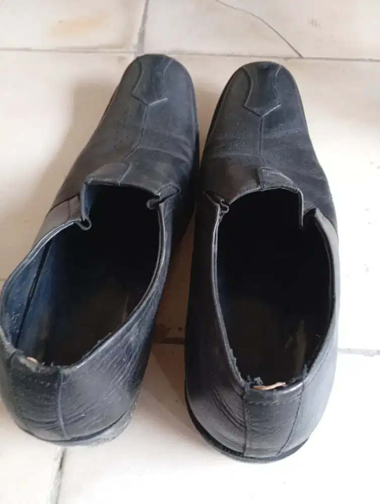 Sepatu pantofel pria
