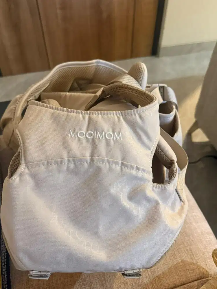 Mooimom carriers ( gendongan depan anak )