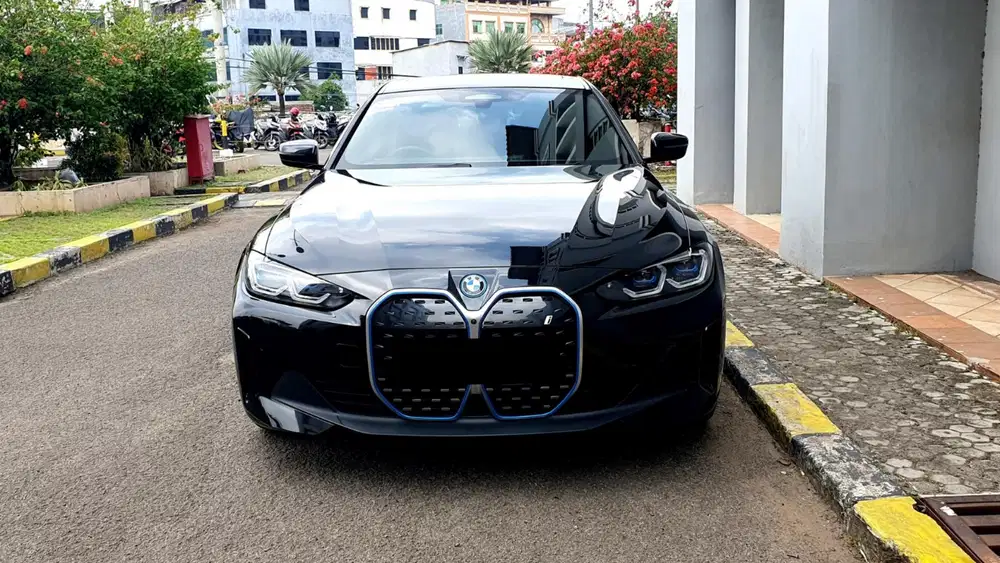 Km 8rban bmw i4 edrive 35 hitam 2024