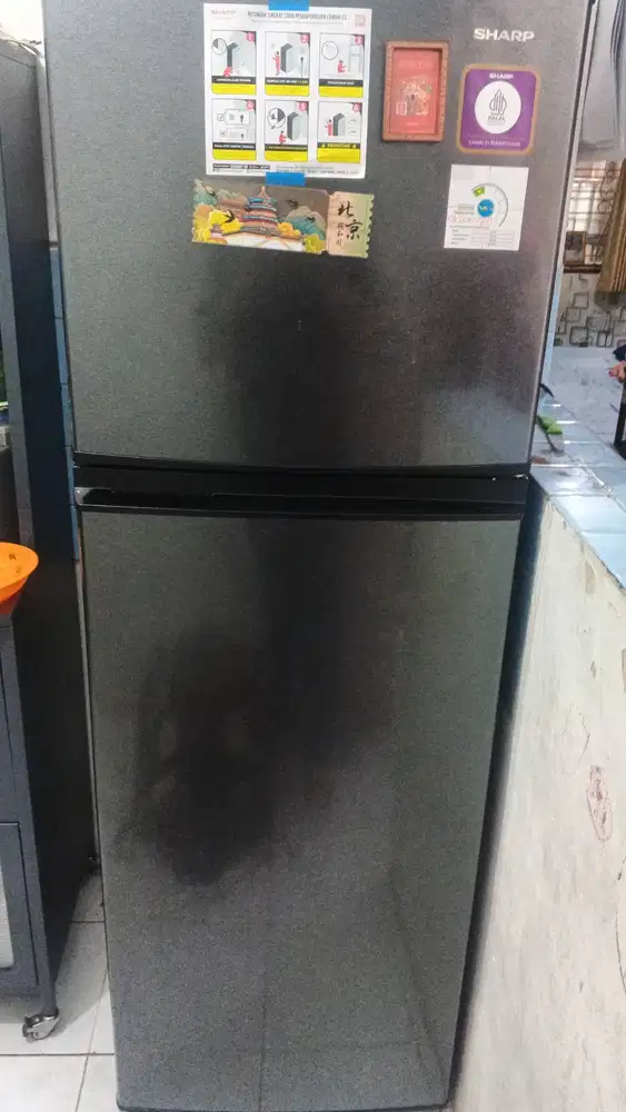 Kulkas Sharp 2 pintu,pemakaian baru 3 bulan