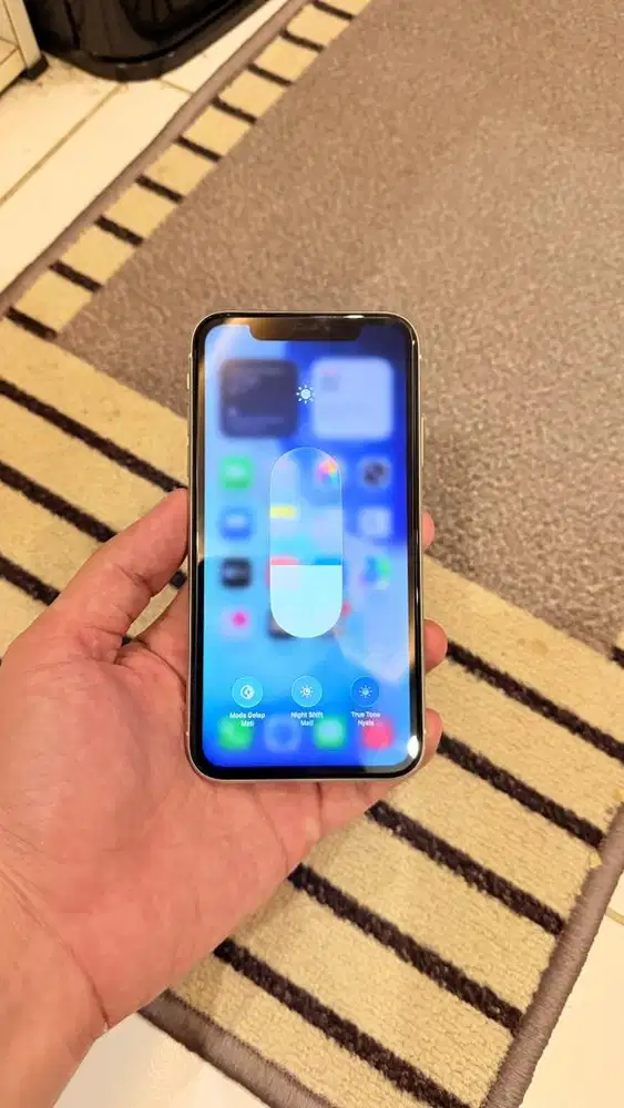 Iphone 11 White 64GB Resmi Ibox Hp charger