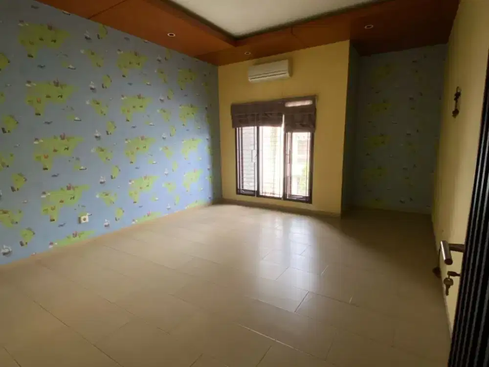 Dijual Rumah 2,5 Lantai Semi Furnished Siap Huni Lokasi di Cluster Exclusive Singgasana Pradana Bandung