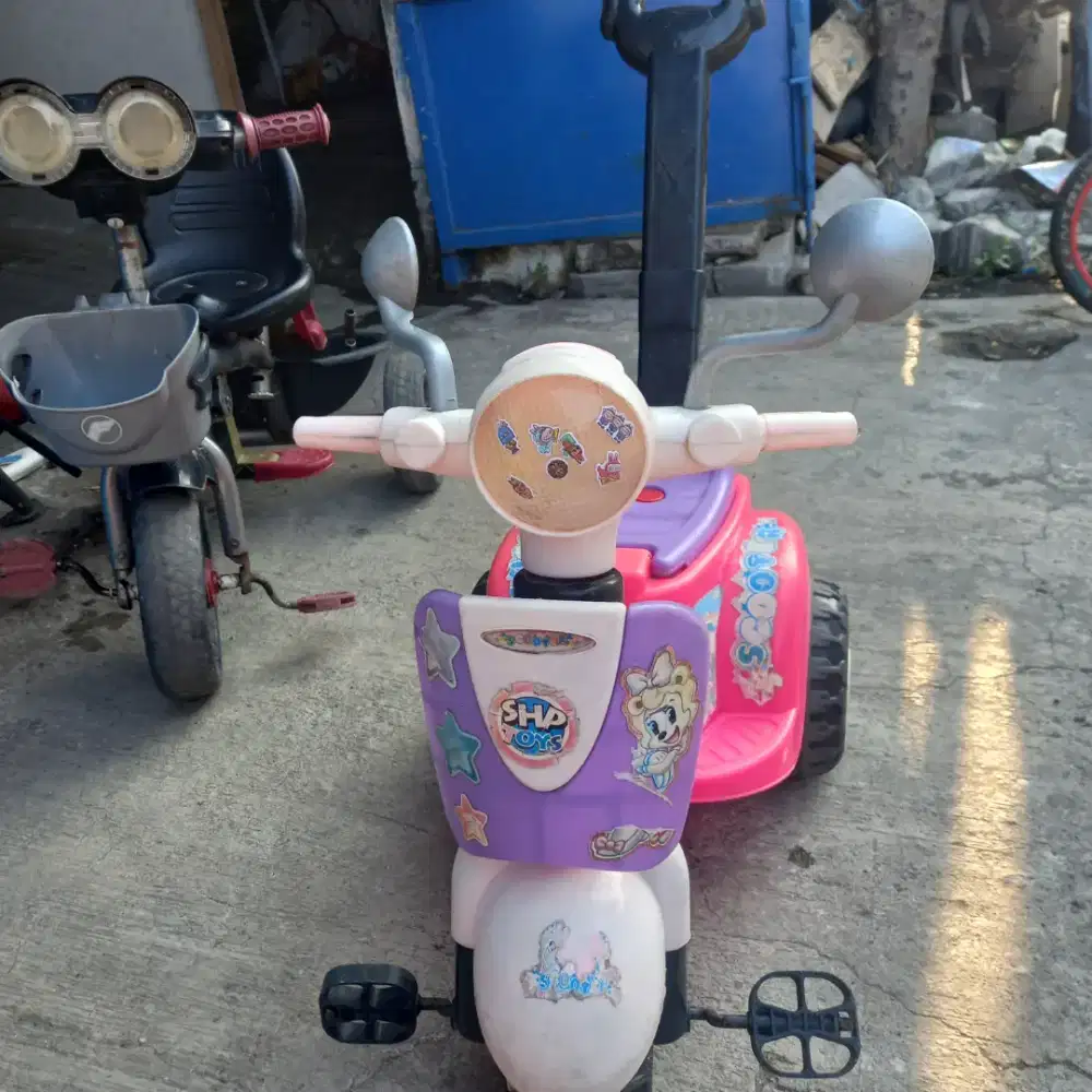 Scuter atau vespa roda 3 balita