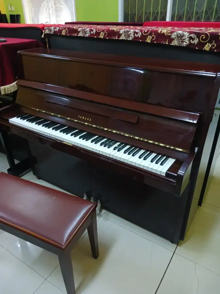 Piano yamaha coklat