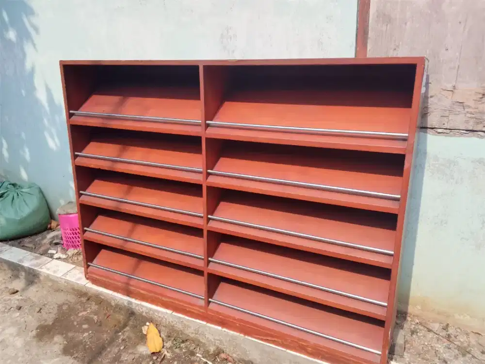 Rak sepatu kayu
