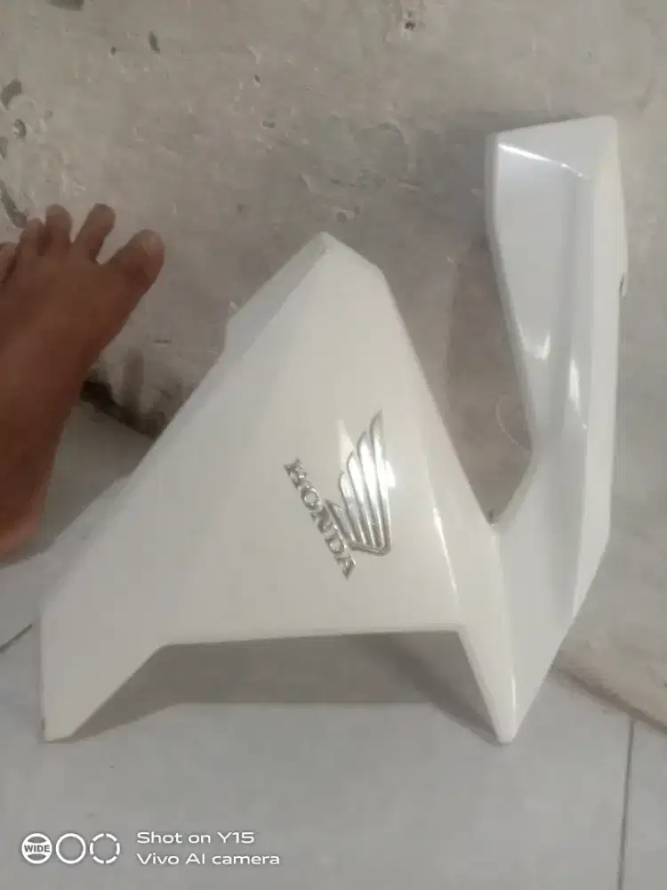 Dijual serip samping sebelah kanan Vario 150 putih asli gan
