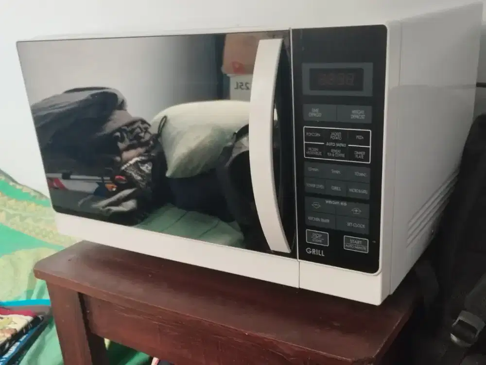 Microwave oven and grill