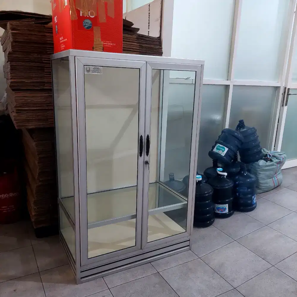 Lemari Pakaian Display Toko Etalase Alumunium Kaca