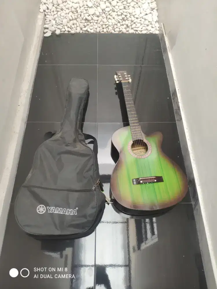 Gitar akustik yamaha