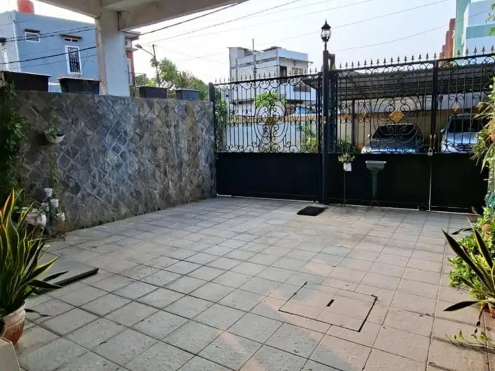 Rumah Rapi Taman Kosmos Komplek Khusus 2,5 Lantai Include Furnished
