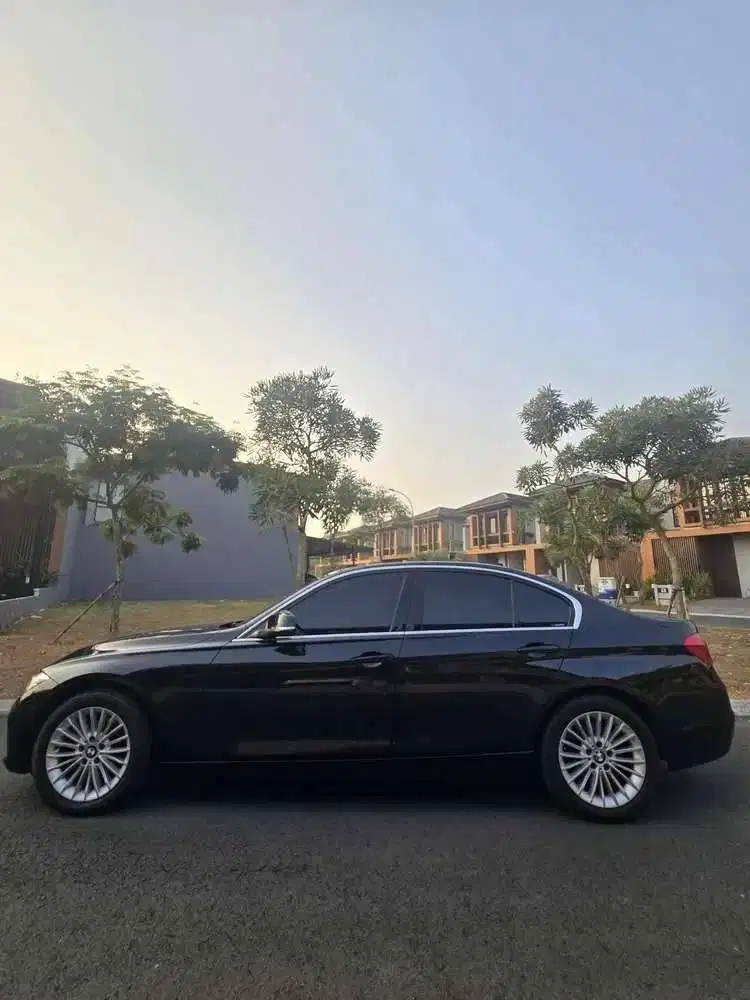 BMW Seri 3 - 320i Luxury 2019 Hitam Matic - Kondisi Istimewa Pemilik
