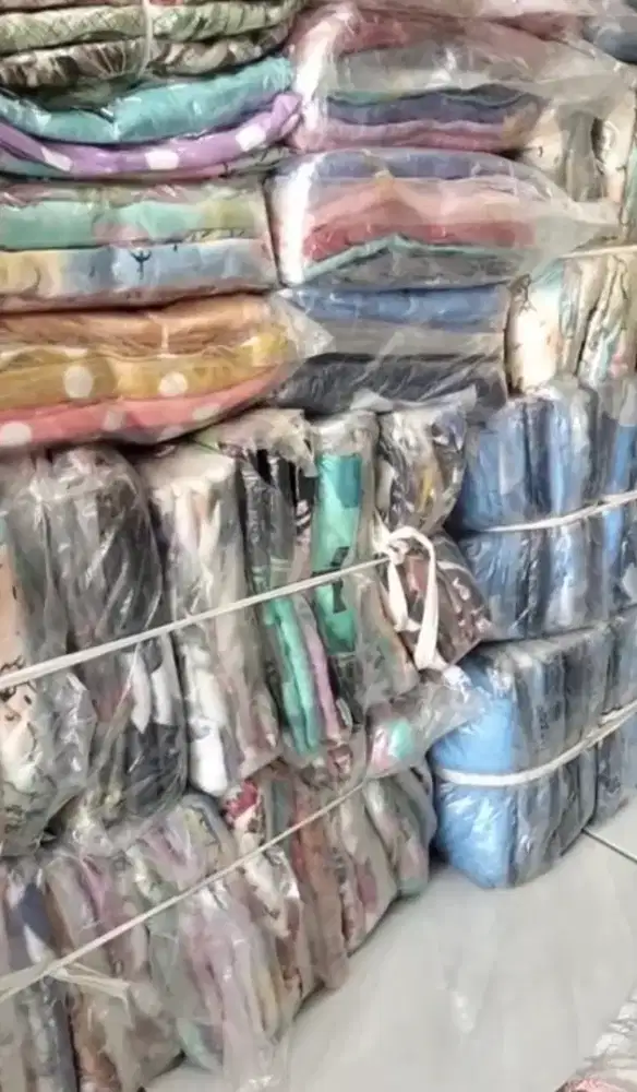 Lelang Atasan Wanita