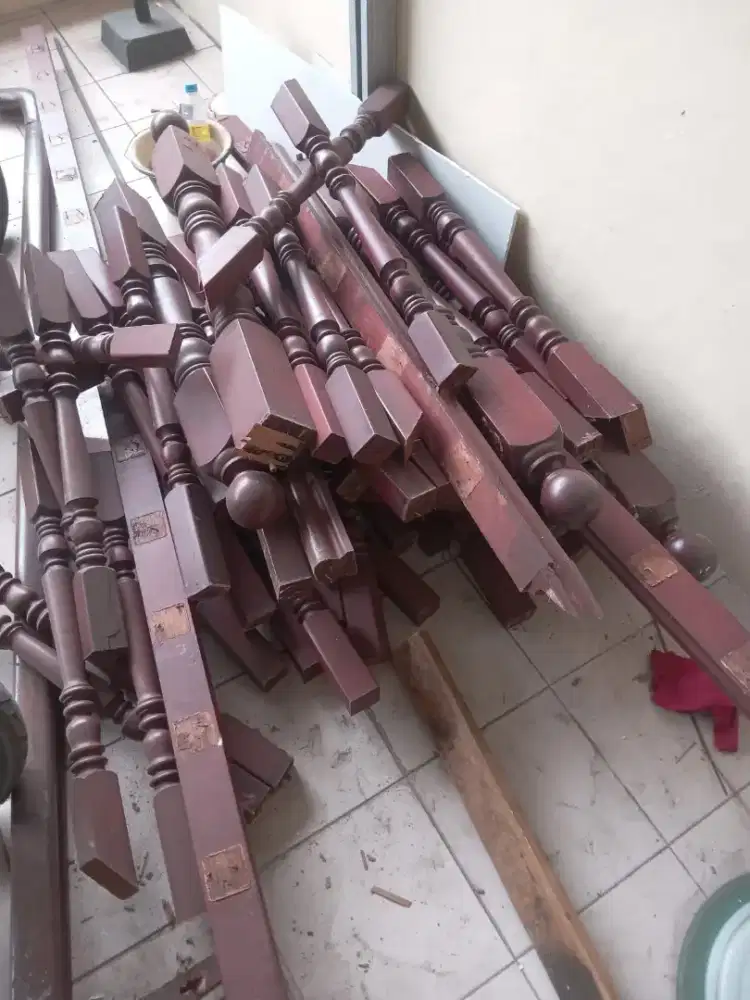 Anak tangga kayu dan pegangan tangga kayu