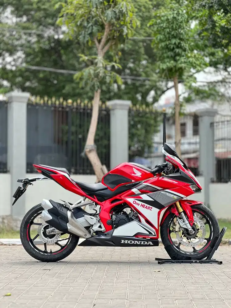HONDA CBR250RR OLD ABS RED RACING 2017 KM 8K PAJAK PANJANG KAYAK BARU
