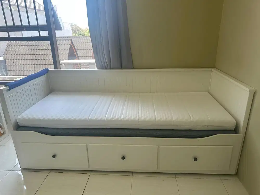 Set ranjang IKEA lengkap - dipan dan kasur