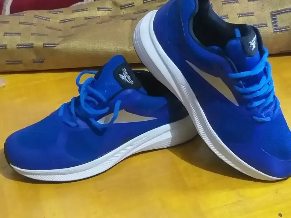 Sepatu olahraga pria
