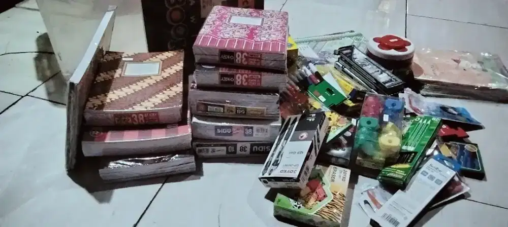 jual peralatan sekolah... etalase juga..soalnya g di pke bisaa negoo.