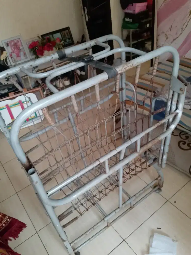 Ranjang besi lipat