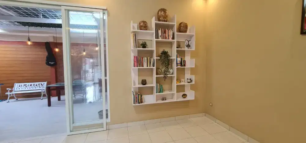 Rumah Nyaman Dekat Taman