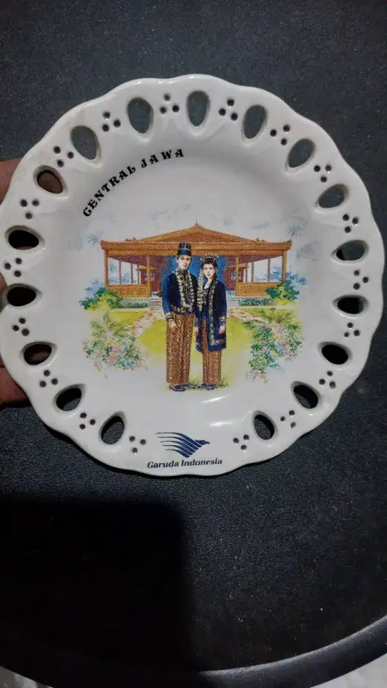 Pajangan piring keramik