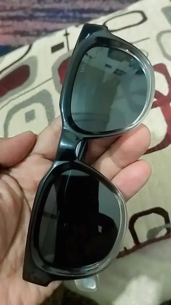 Kacamata hitam branded