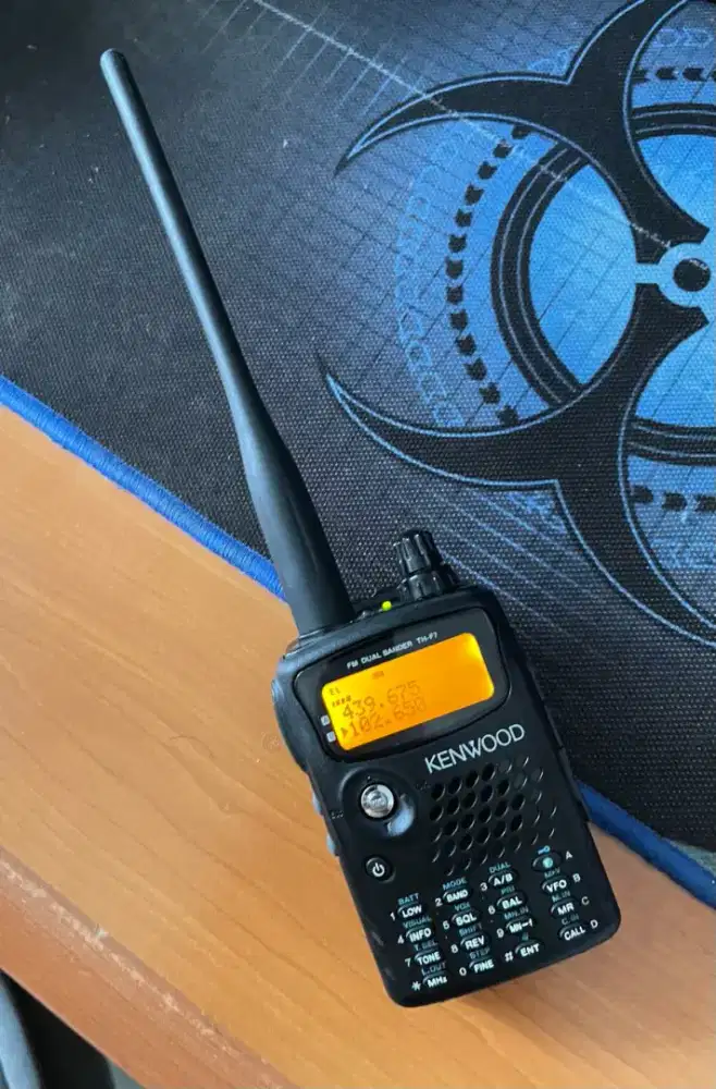 Handy Talkie (HT)  KENWOOD TH-F7E, Dual Band...seperti baru !!!