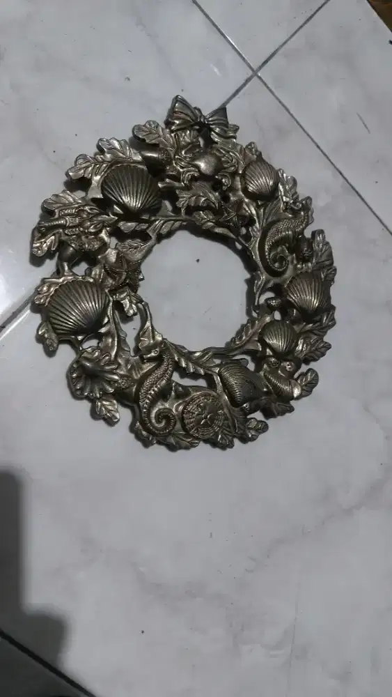 Hiasan pintu/dinding bahan logam