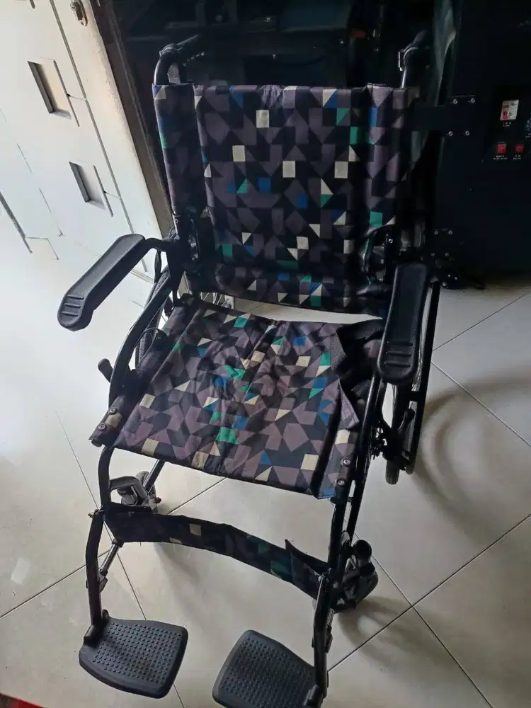 Kursi roda semi travel