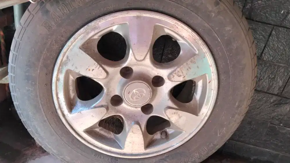 Ban dan velg ban masih tebal buat Avanza cuman ada satu buah