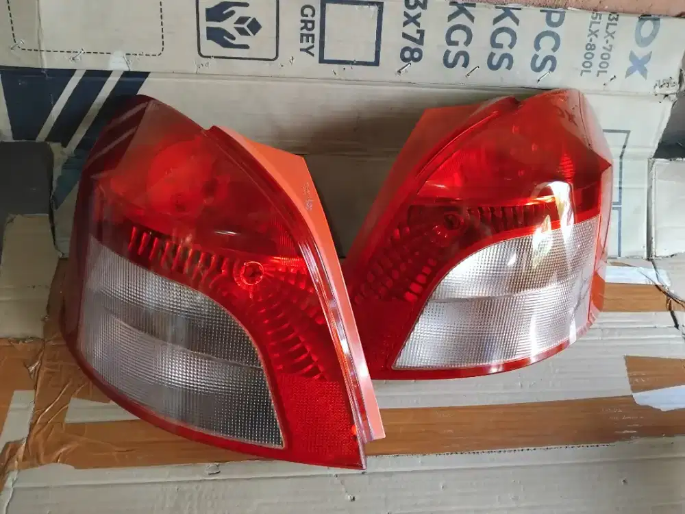 Lampu belakang mobil yaris lama kondisi 80%