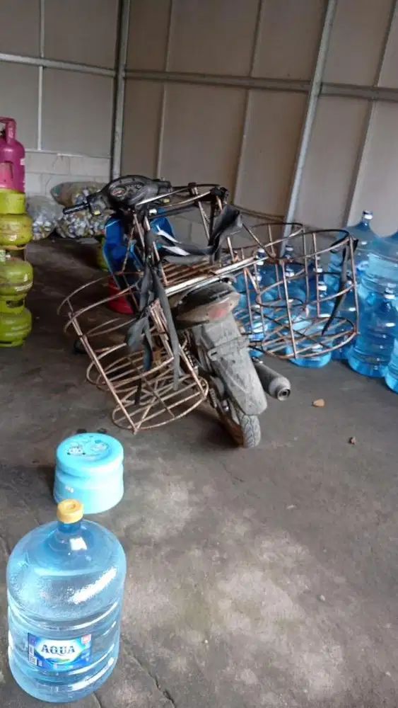 Karyawan pegawai gas dan galon