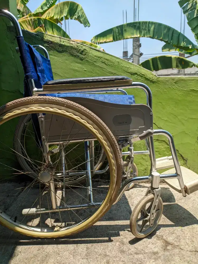 Kursi Roda Layak Pakai